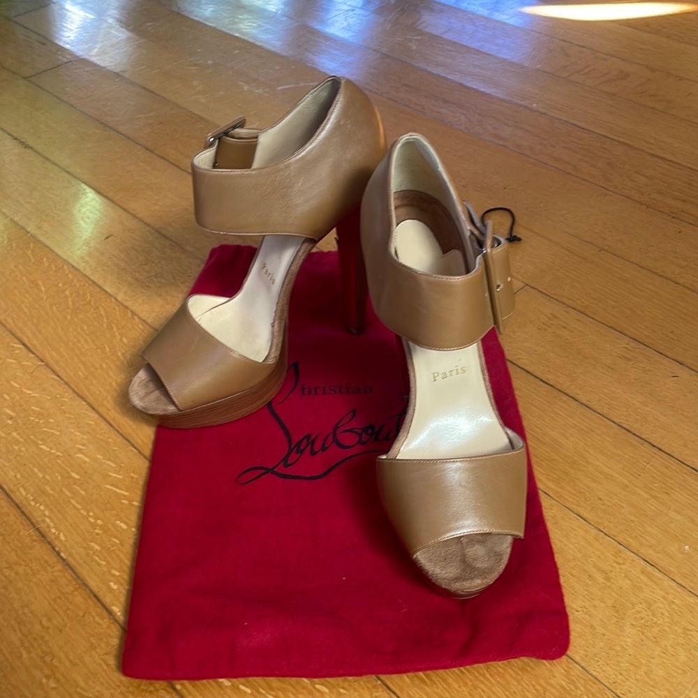 Christian Louboutin Beige Leather Haute
Retenue Ankle Strap Platform Sandals 38